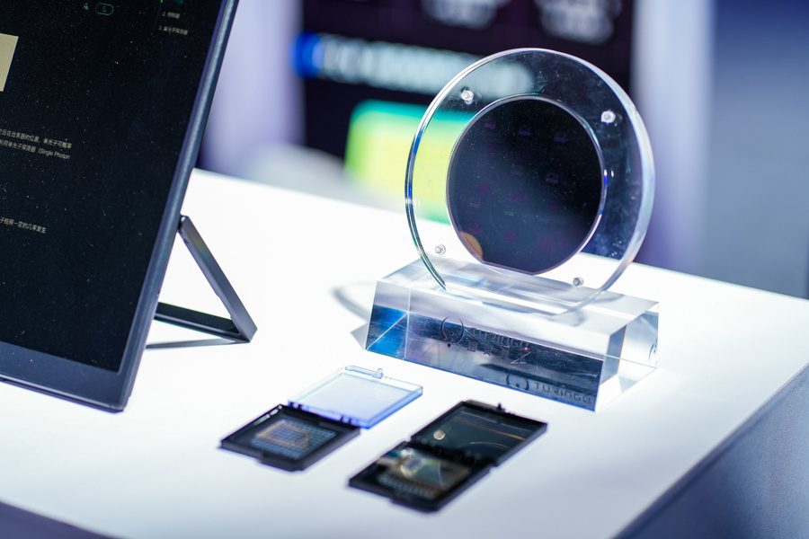 國產新一代光量子計算機首秀 算力媲美頂尖超算，大小僅如冰箱